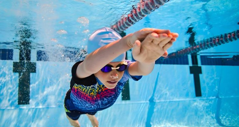 Boy swimming underwater at Perth HPC pool